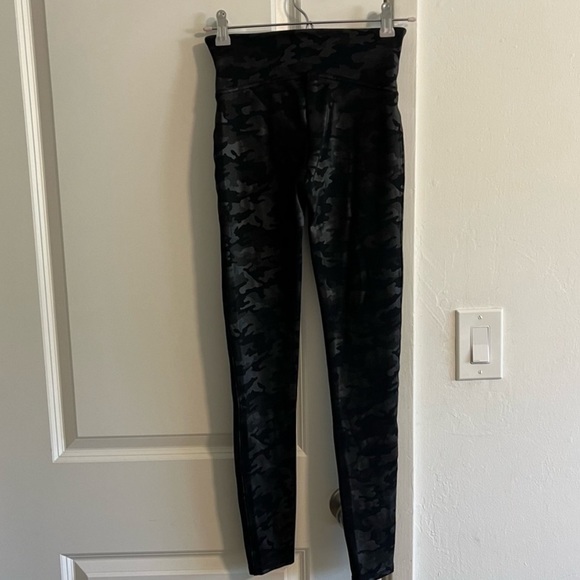 NWT Spanx Faux Leather Camo Leggings, S - Picture 6 of 9
